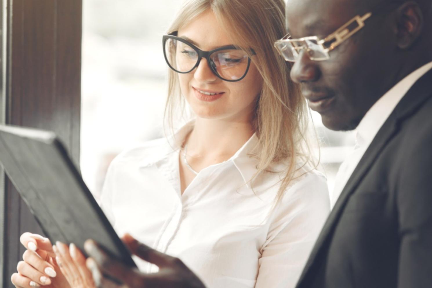 Modern classroom setup with multiple monitors displaying financial data and market analysis